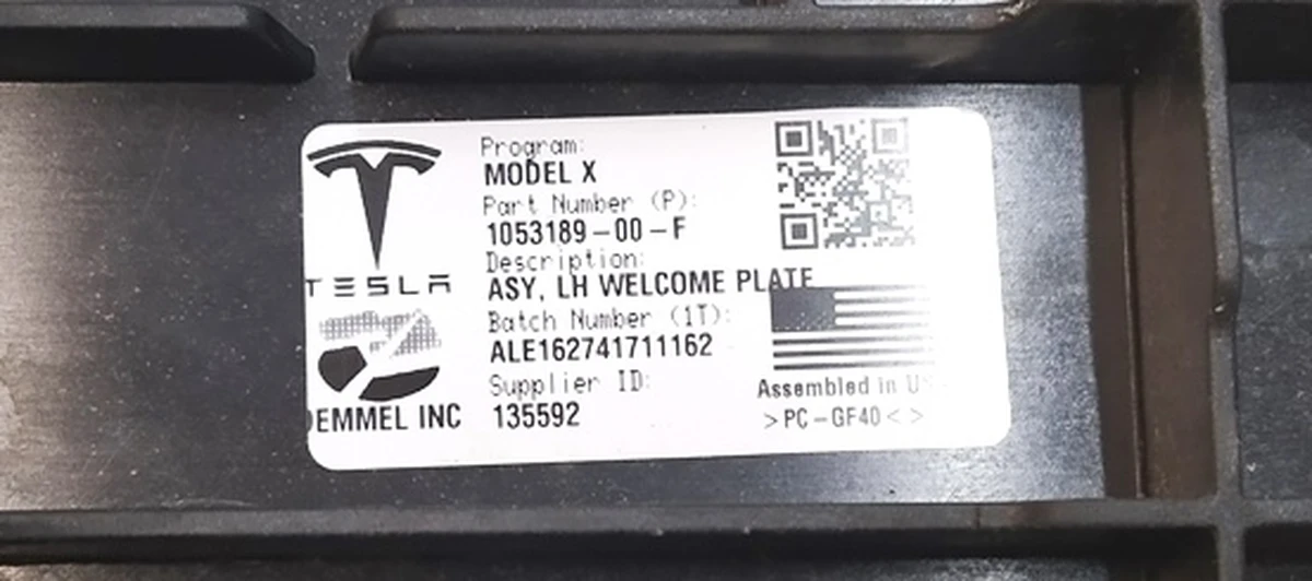 17 Накладка порога ліва задніх дверей (метал) з пошкодженням Tesla model X 1053189-00-F