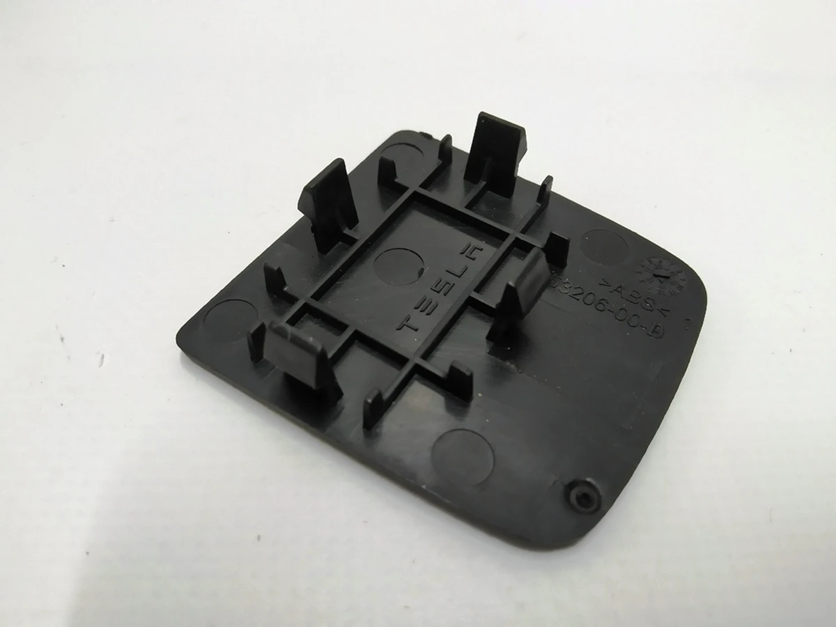 2 Заглушка облицовки крышки багажника Tesla Model X 1053206-00-D