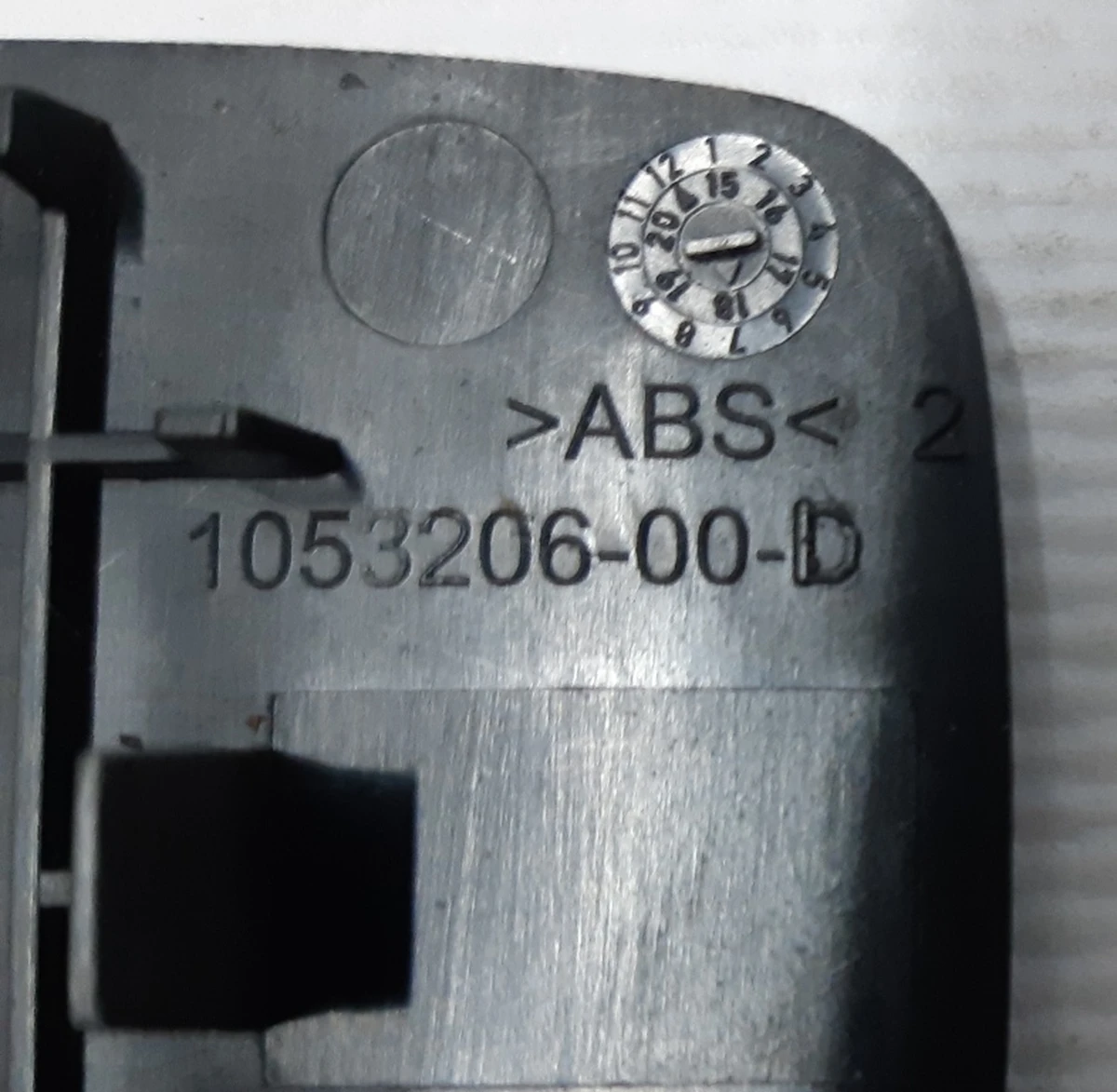 2 Заглушка облицовки крышки багажника Tesla Model X 1053206-00-D