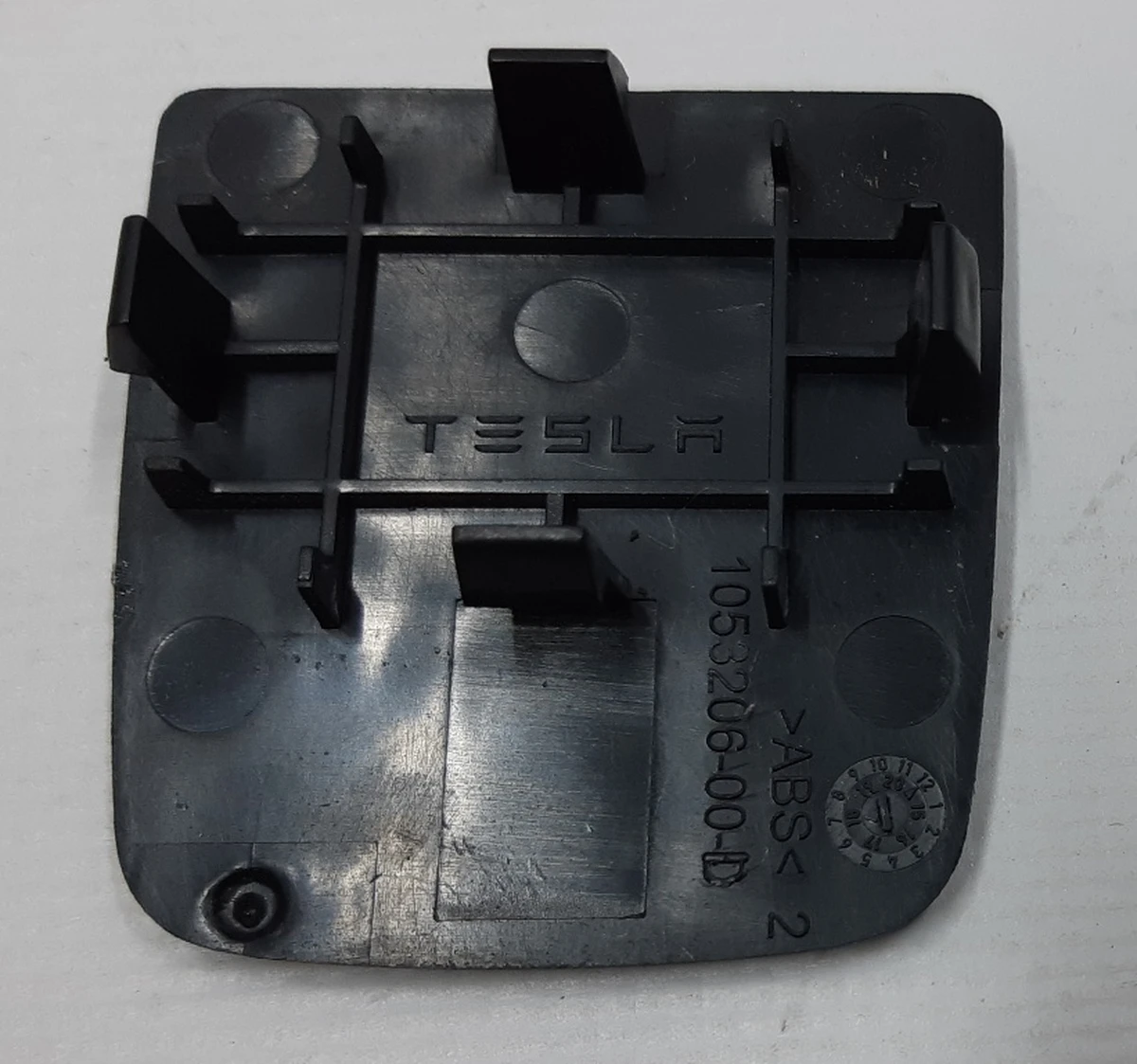2 Заглушка облицовки крышки багажника Tesla Model X 1053206-00-D