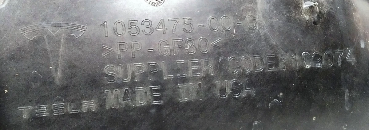 4 Повітропровід приймальний переднього бампера верхня частина Tesla model X 1050223-00-D