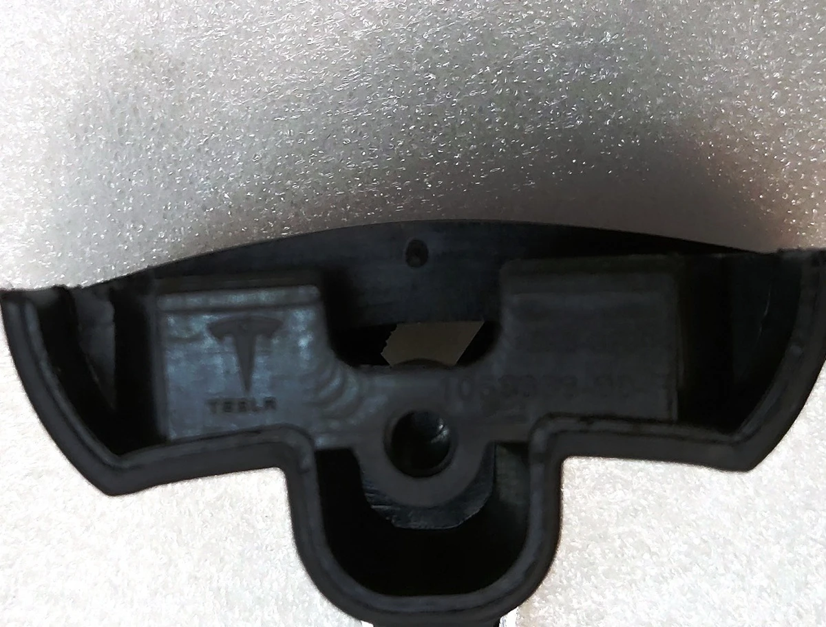 2 Знак "Т" переднего бампера Tesla Model S REST 1056386-00-F