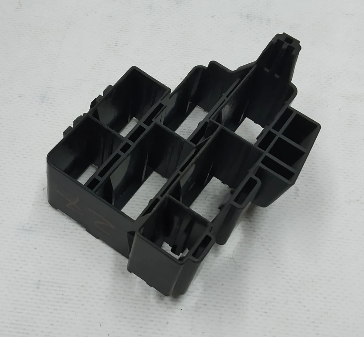 1 Кронштейн кріплення роз'ємів електропроводки панелі приладів Tesla model S REST 1004423-00-S