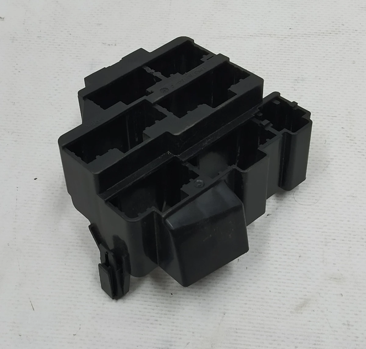 1 Кронштейн кріплення роз'ємів електропроводки панелі приладів Tesla model S REST 1004423-00-S