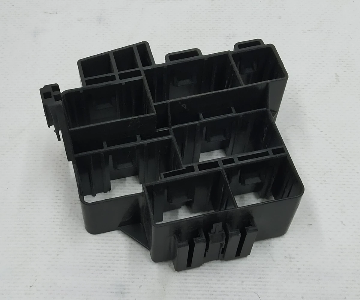 1 Кронштейн кріплення роз'ємів електропроводки панелі приладів Tesla model S REST 1004423-00-S