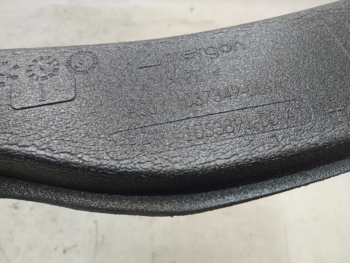 7 Повітропровід системи вентиляції стійки B правий (спінений поліетелен) Tesla model X 1053891-00-A