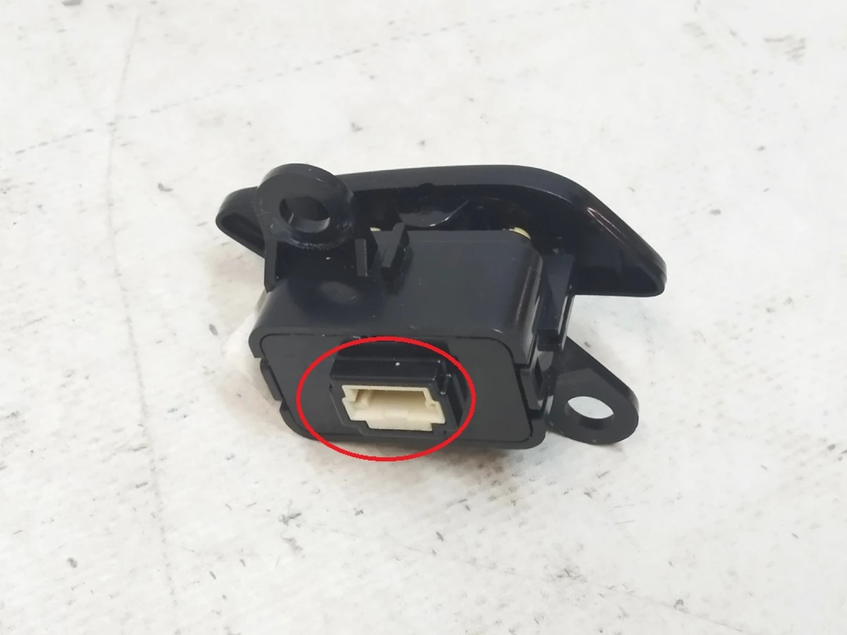 3 Кнопка легкого входу 2-го 3-го ряду ліва глянцева Tesla Model X 1054313-00-B