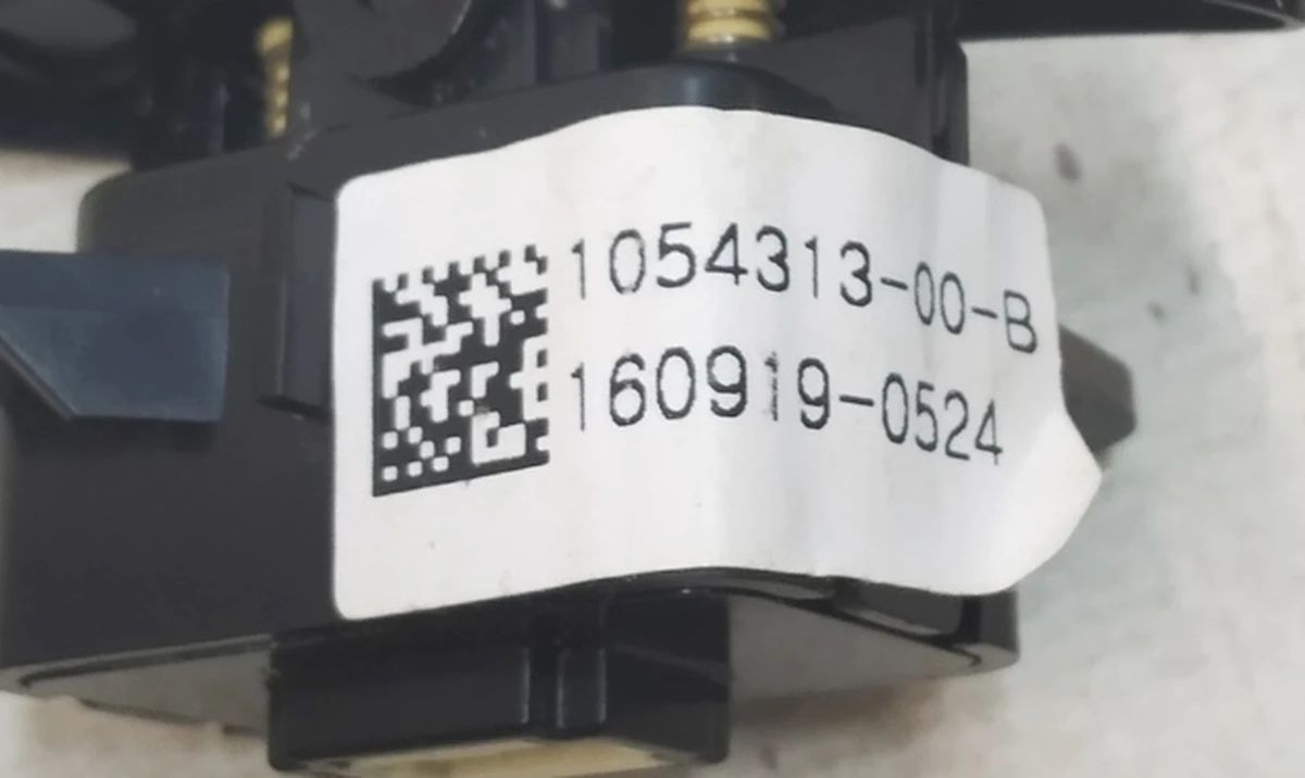 3 Кнопка легкого входу 2-го 3-го ряду ліва глянцева Tesla Model X 1054313-00-B