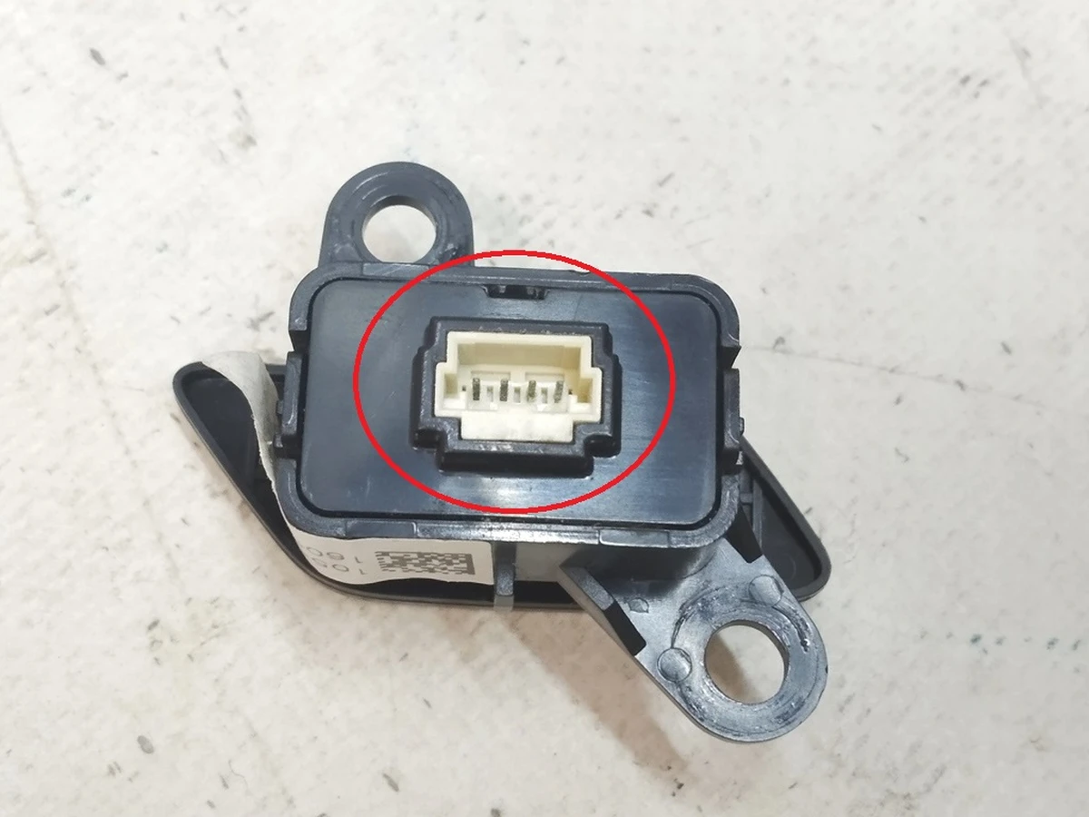 3 Кнопка легкого входу 2-го 3-го ряду ліва глянцева Tesla Model X 1054313-00-B