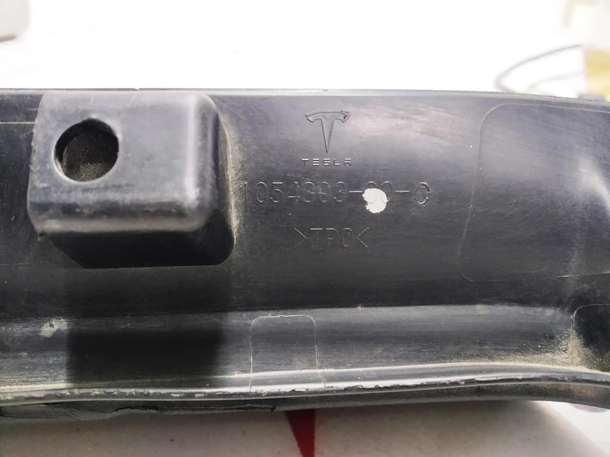 27 Обтічник колеса переднього лівого (бризковик) Tesla model X 1054803-00-D