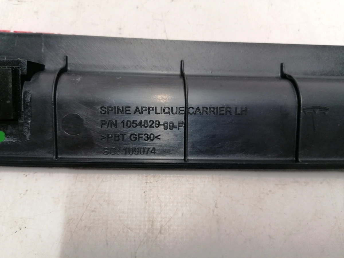 20 Кронштейн крепления панели наружной крыши левый Tesla Model X 1054829-99-F