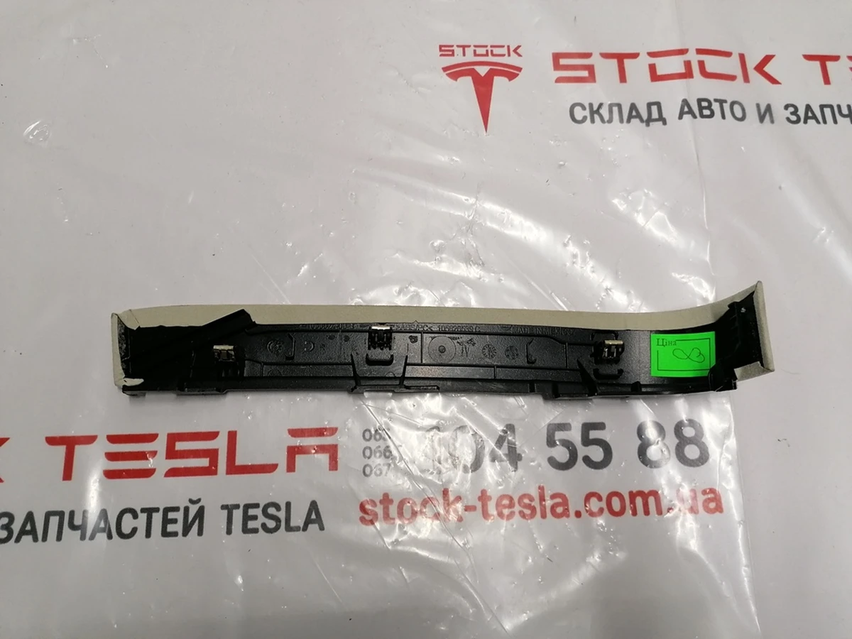 4 Облицювання верхньої стійки C задніх правих дверей NAL CRM Tesla Model X 1055010-07-J
