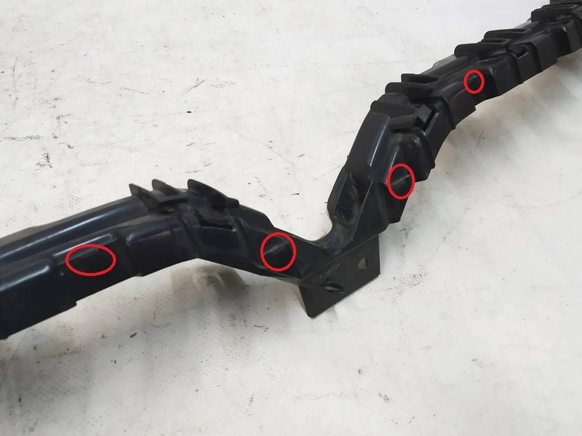 4 Кронштейн гриля направляющая бампера переднего ( повреждение) Tesla Model X 1055069-00-E