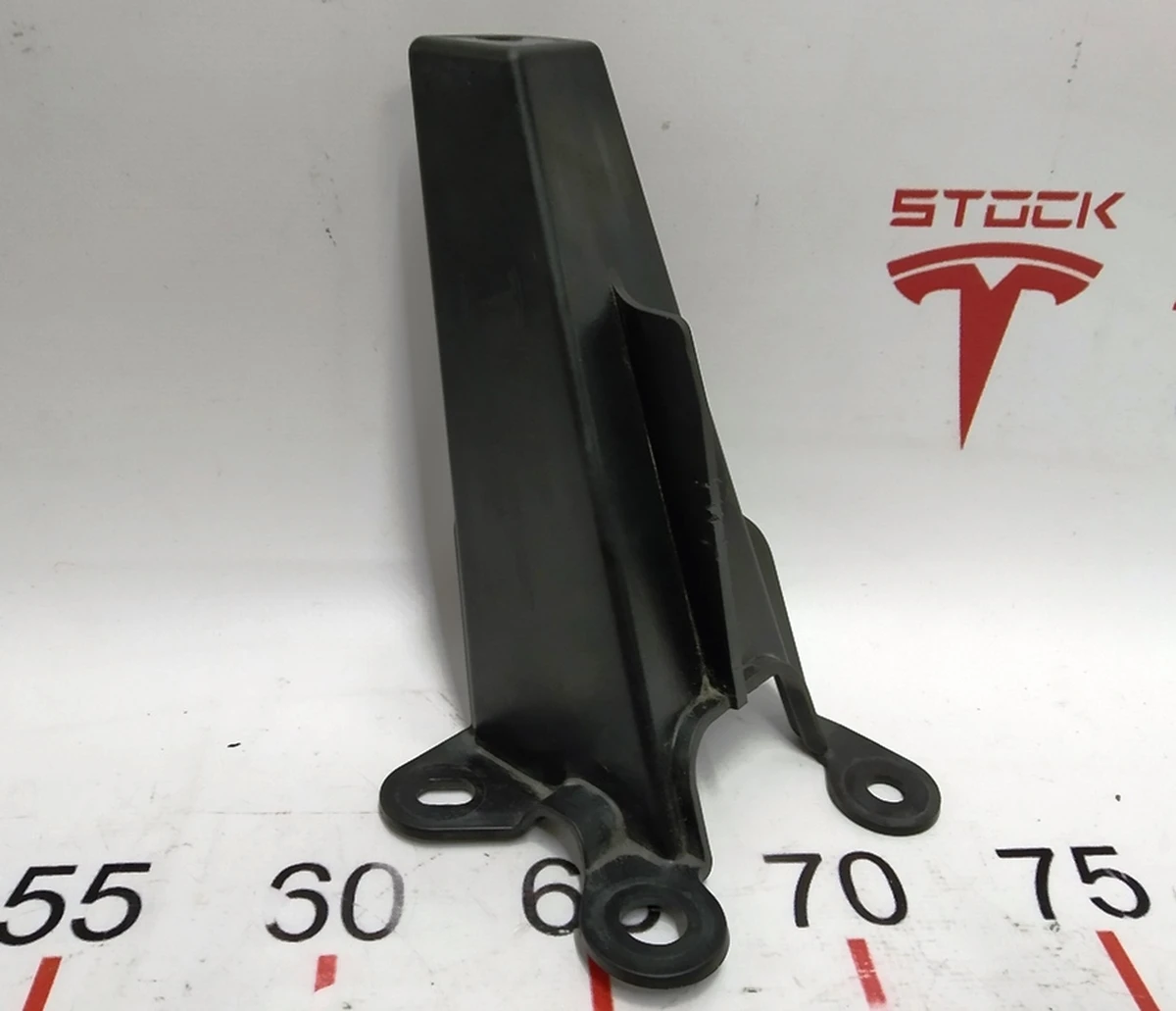 19 Кронштейн пластика стеклоочистителей Tesla Model X 1055405-00-B 19 Кронштейн пластика стеклоочистителей Tesla Model X 1055405-00-B