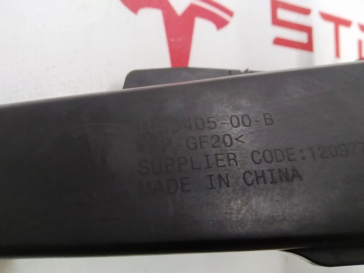 19 Кронштейн пластика стеклоочистителей Tesla Model X 1055405-00-B