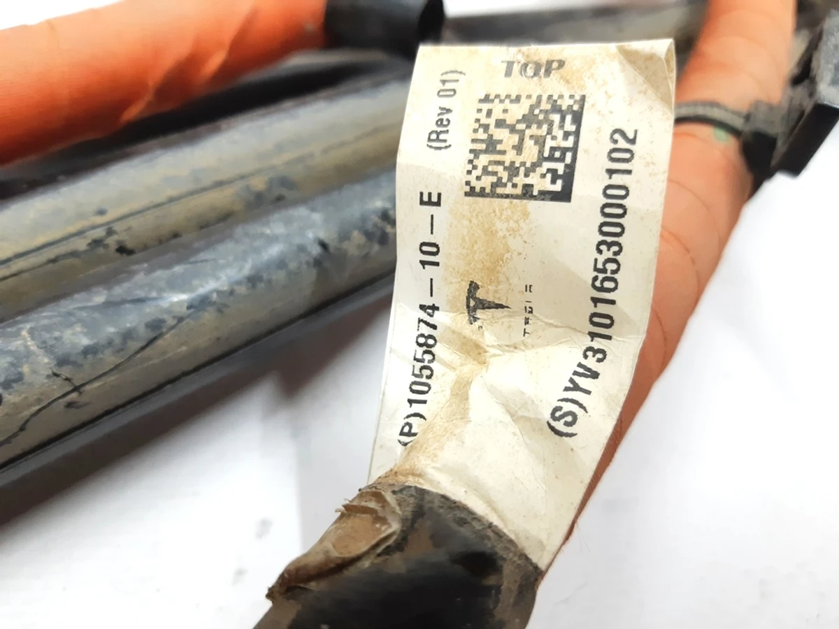 1 High-voltage wires connection to the splitter (with damage) Tesla model S REST 1507386-10-A