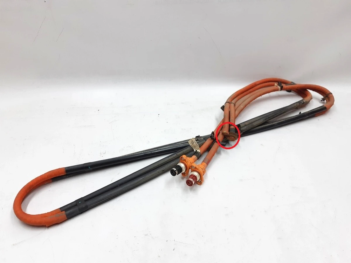 1 High-voltage wires connection to the splitter (with damage) Tesla model S REST 1507386-10-A