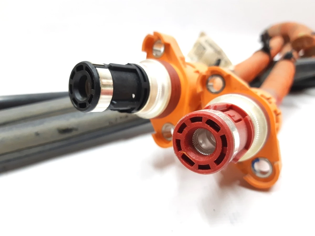 1 High-voltage wires connection to the splitter (with damage) Tesla model S REST 1507386-10-A