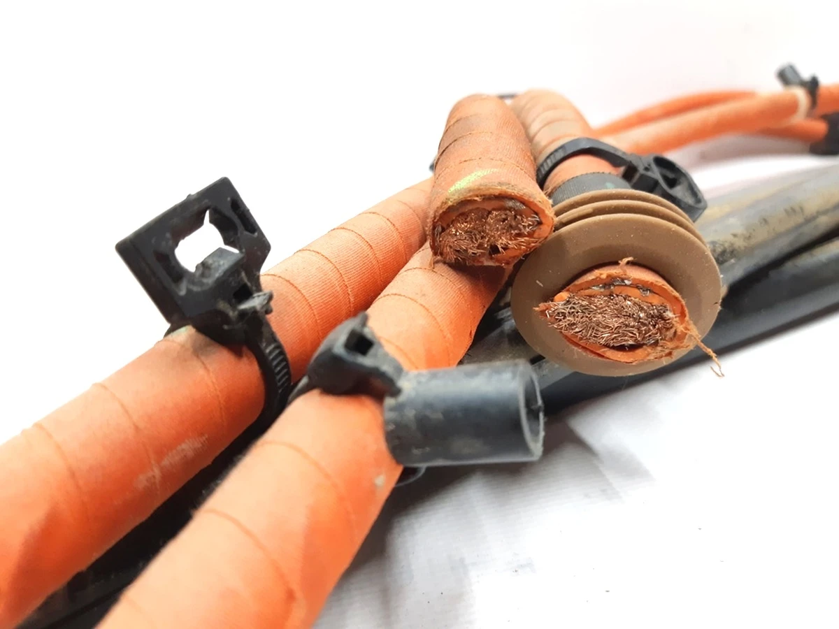 1 High-voltage wires connection to the splitter (with damage) Tesla model S REST 1507386-10-A