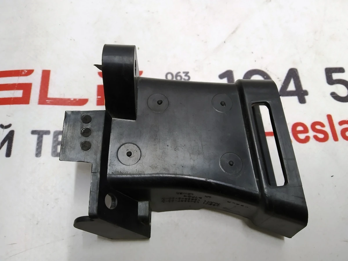 16 Кронштейн воздуховода противотуманной фары левый нижний NEW Tesla model X 1056248-00-D