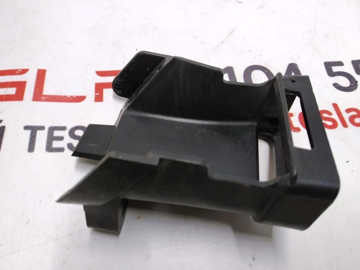 16 Кронштейн воздуховода противотуманной фары левый нижний NEW Tesla model X 1056248-00-D