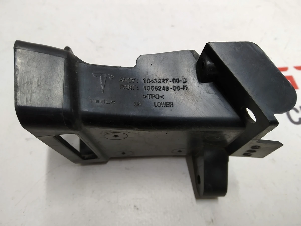 16 Кронштейн воздуховода противотуманной фары левый нижний NEW Tesla model X 1056248-00-D