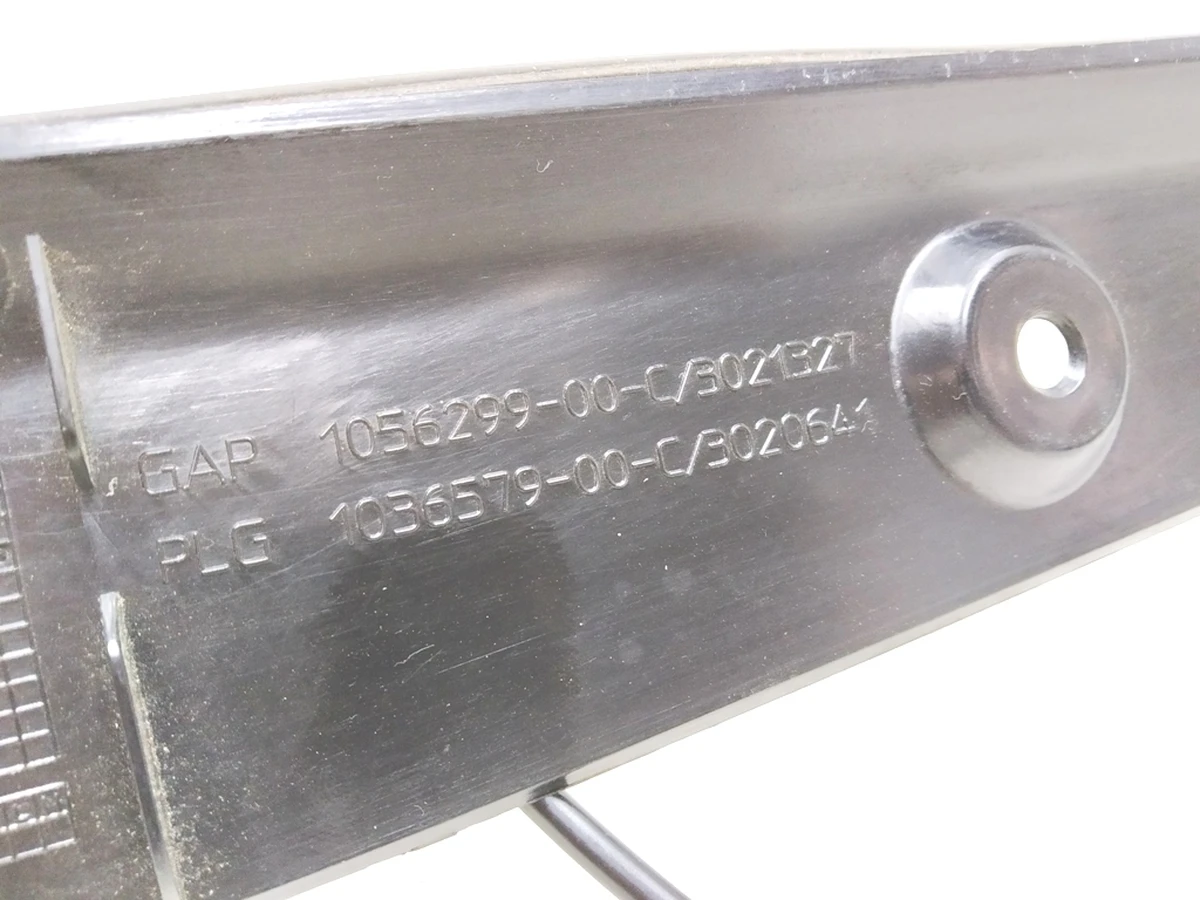 1 Накладка двери крышки багажника левая в сборе с датчиком прижатия Tesla model X 1036579-00-D