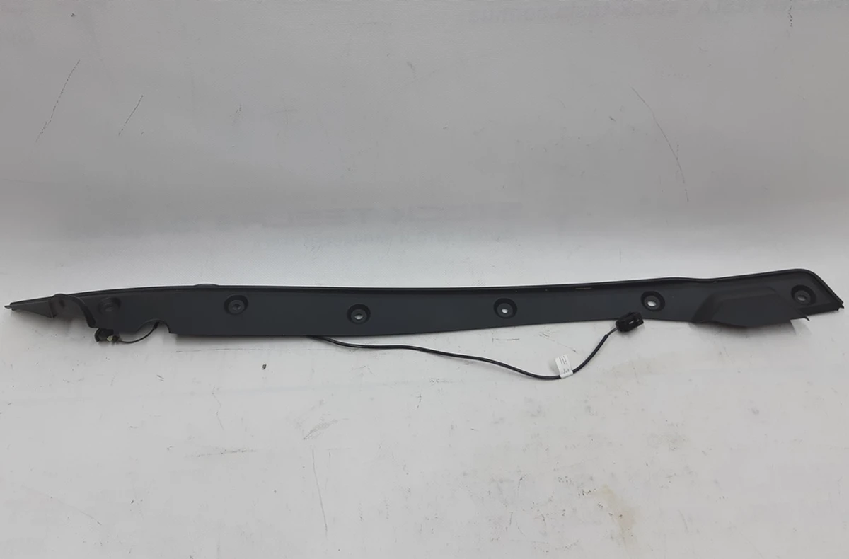 1 Накладка двери крышки багажника правая в сборе с датчиком прижатия Tesla model X 1042393-00-D