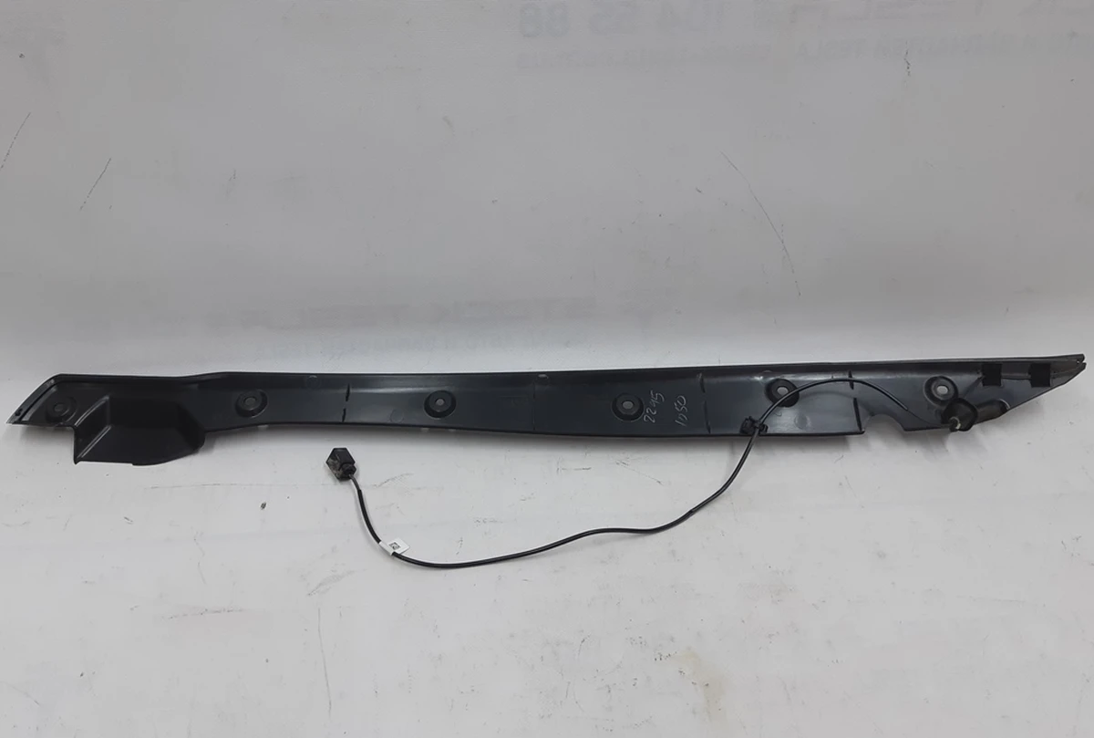 1 Накладка двери крышки багажника правая в сборе с датчиком прижатия Tesla model X 1042393-00-D