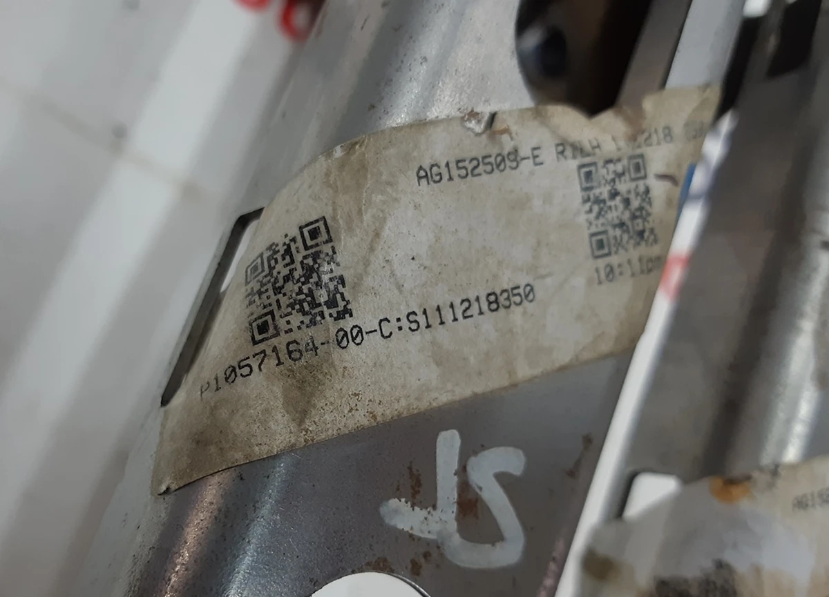 1 Кронштейн кріплення сидіння передній лівий/правий Tesla model X 1057164-00-C