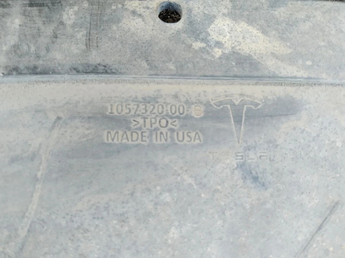 Диффузор бампера заднего нижний (с повреждением) Tesla model S REST 1057320-00-B