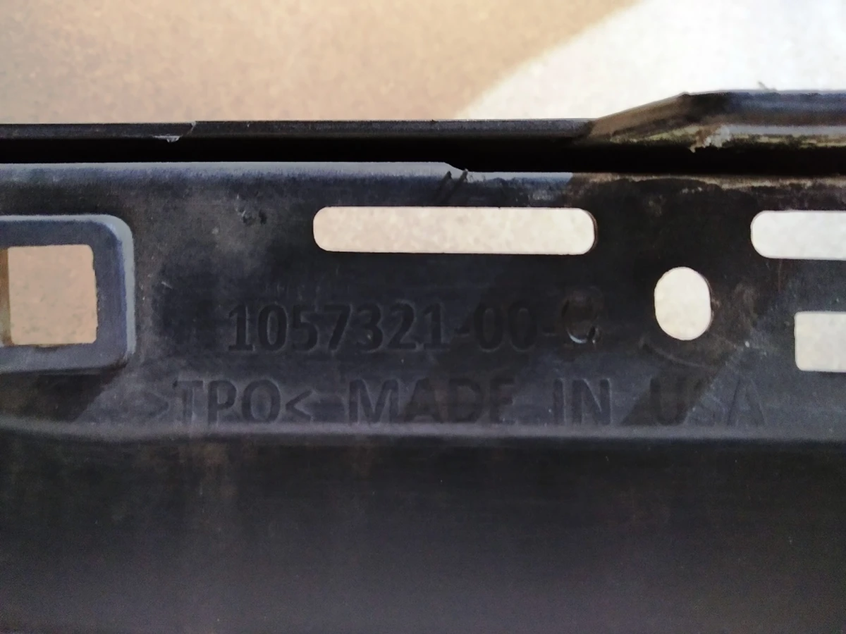 Накладка бампера заднього нижня (губа) пофарбована PMNG Tesla model S REST 1057321-00-C