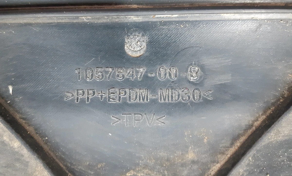 12 Diffuser front radiator cooling main with damage Tesla model S REST 1057847-00-E