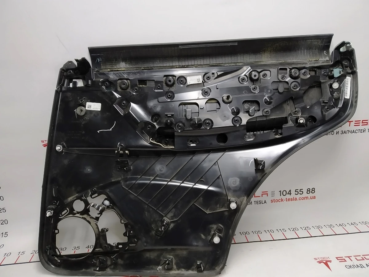 1 MX DOOR TRIM RR LH PREM PUR CREAM with damages Tesla model X 1058003-22-K