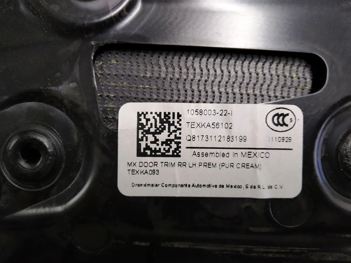 1 MX DOOR TRIM RR LH PREM PUR CREAM with damages Tesla model X 1058003-22-K