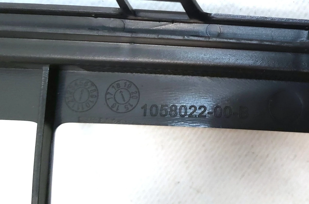 1 Решітка декоративна основного радіатора (передній бампер) Tesla model S REST 1058022-00-B