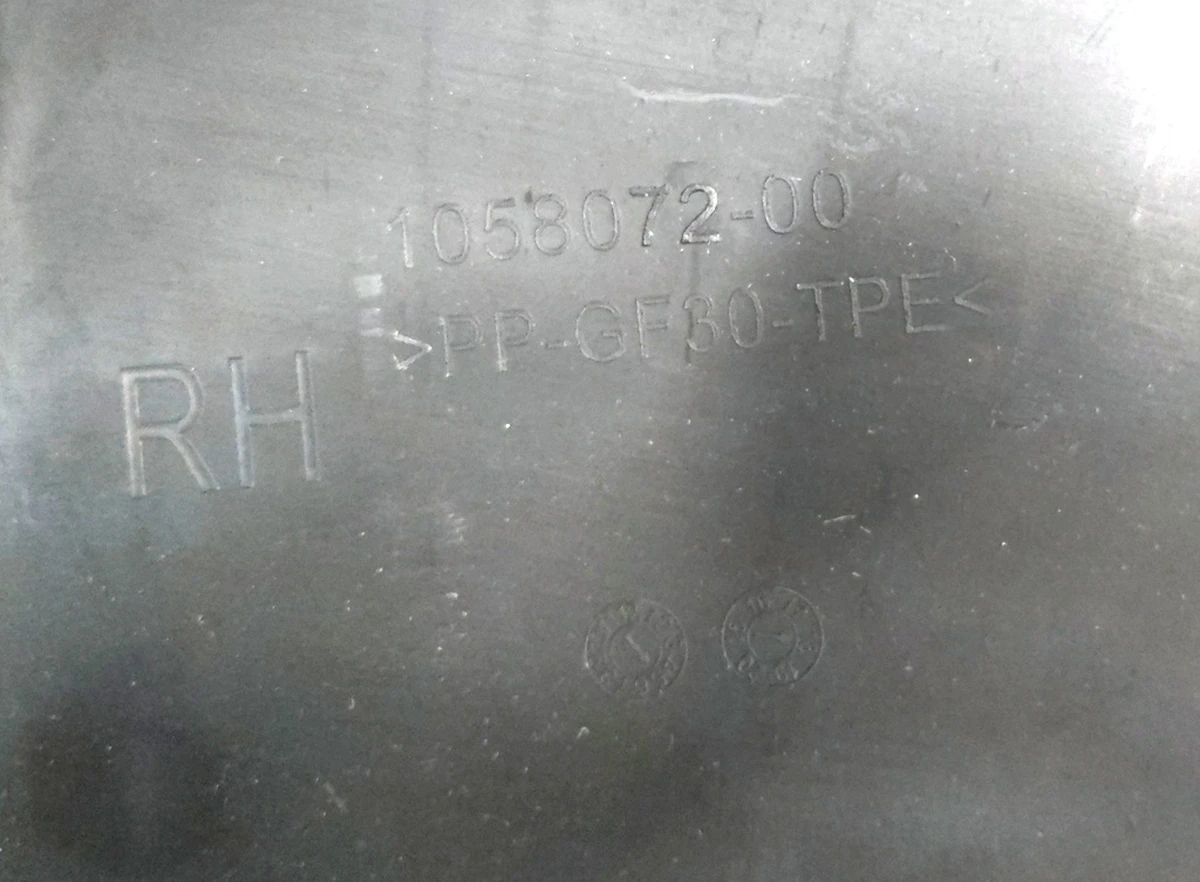 6 Дифузор правий радіатора кондиціонера AWD Tesla model S REST 1058024-00-C