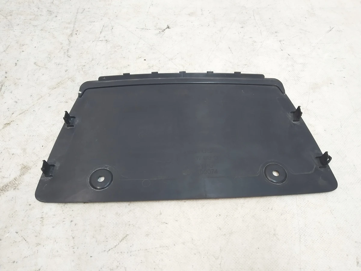 4 Крышка диффузора бампера заднего нижнего (заглушка фаркопа, люк) Tesla model X 1058357-00-D