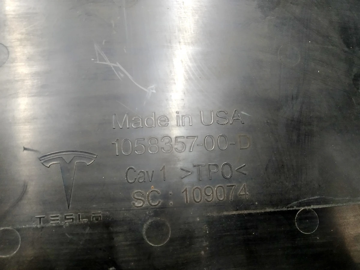 4 Крышка диффузора бампера заднего нижнего (заглушка фаркопа, люк) Tesla model X 1058357-00-D