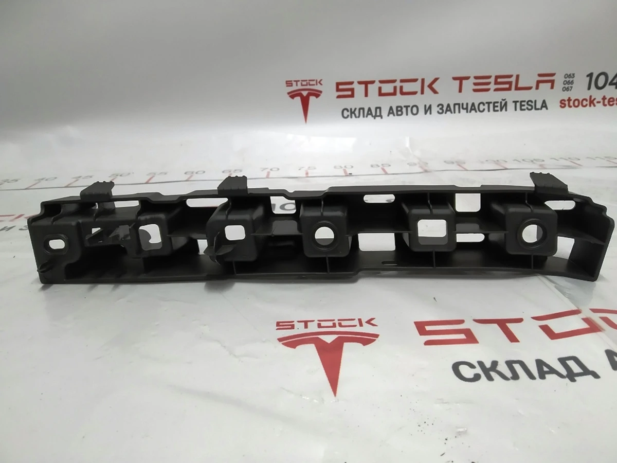Кронштейн облицовки верхней накладки стойки C задней правой двери Tesla Model X 1059188-00-A