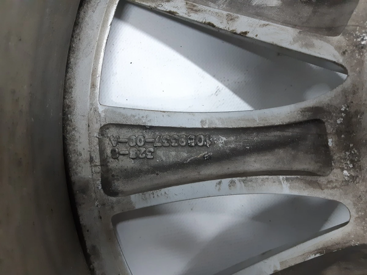 1 WHEEL, 19x8.0 ET40 - SILVER SLIPSTREAM with damage Tesla model S, model S REST 1076891-00-B