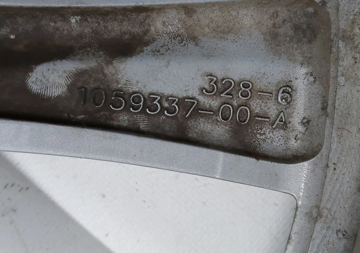 1 Диск колесный 19X8.0 ET40 - SILVER SLIPSTREAM с повреждением Tesla model S, model S REST 1076891-00-B