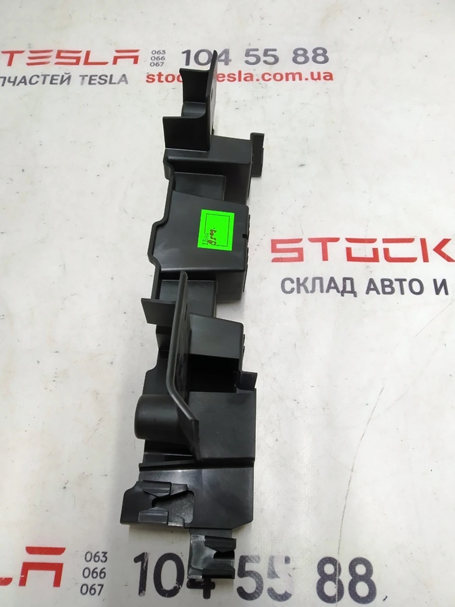 9 Кронштейн панель пола 2-го ряда сидений левая Tesla Model X 1059715-00-D