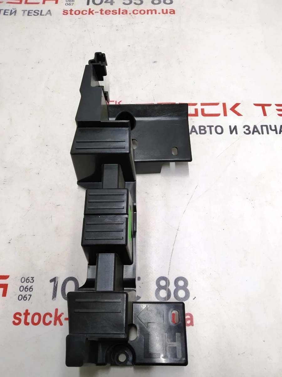 9 Кронштейн панель пола 2-го ряда сидений левая Tesla Model X 1059715-00-D