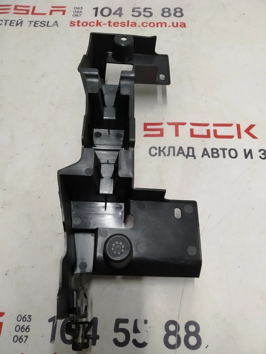 9 Кронштейн панель пола 2-го ряда сидений левая Tesla Model X 1059715-00-D