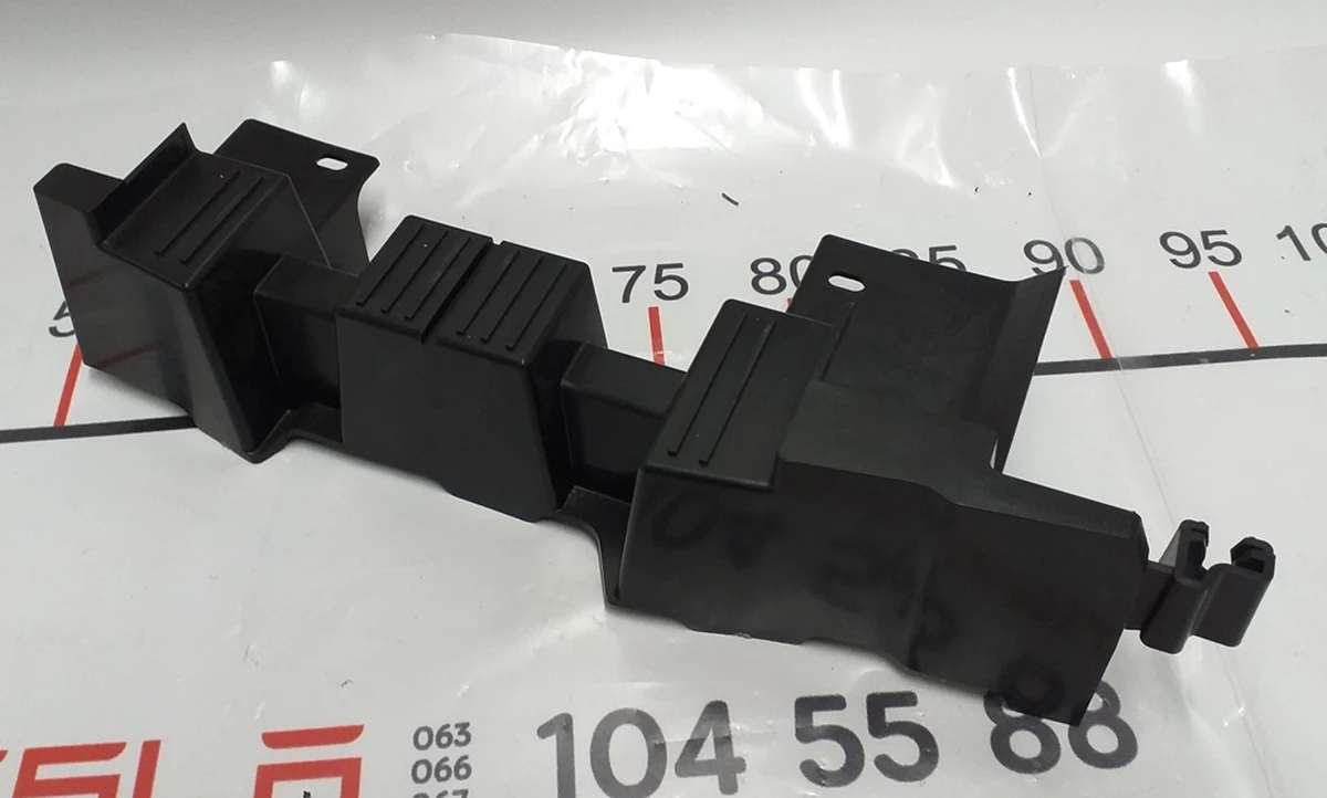 11 Bracket, 2nd row floor panel, RH Tesla Model X 1060170-00-D