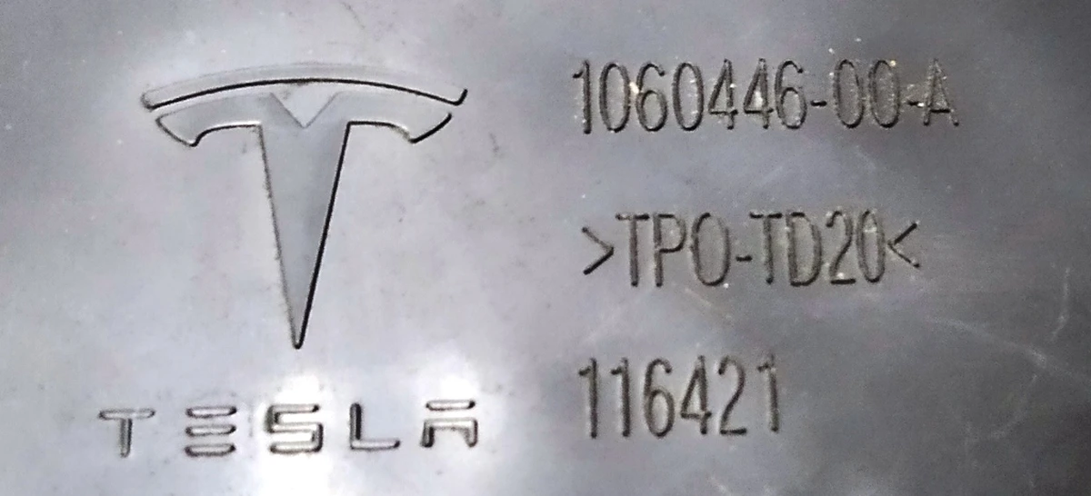 7 Перегородка водосборника крышки багажника левый Tesla model X 1060446-00-A