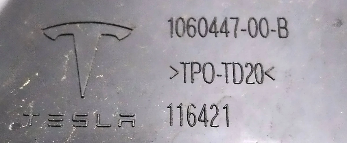 7 Перегородка водосборника крышки багажника правый Tesla model X 1060447-00-B