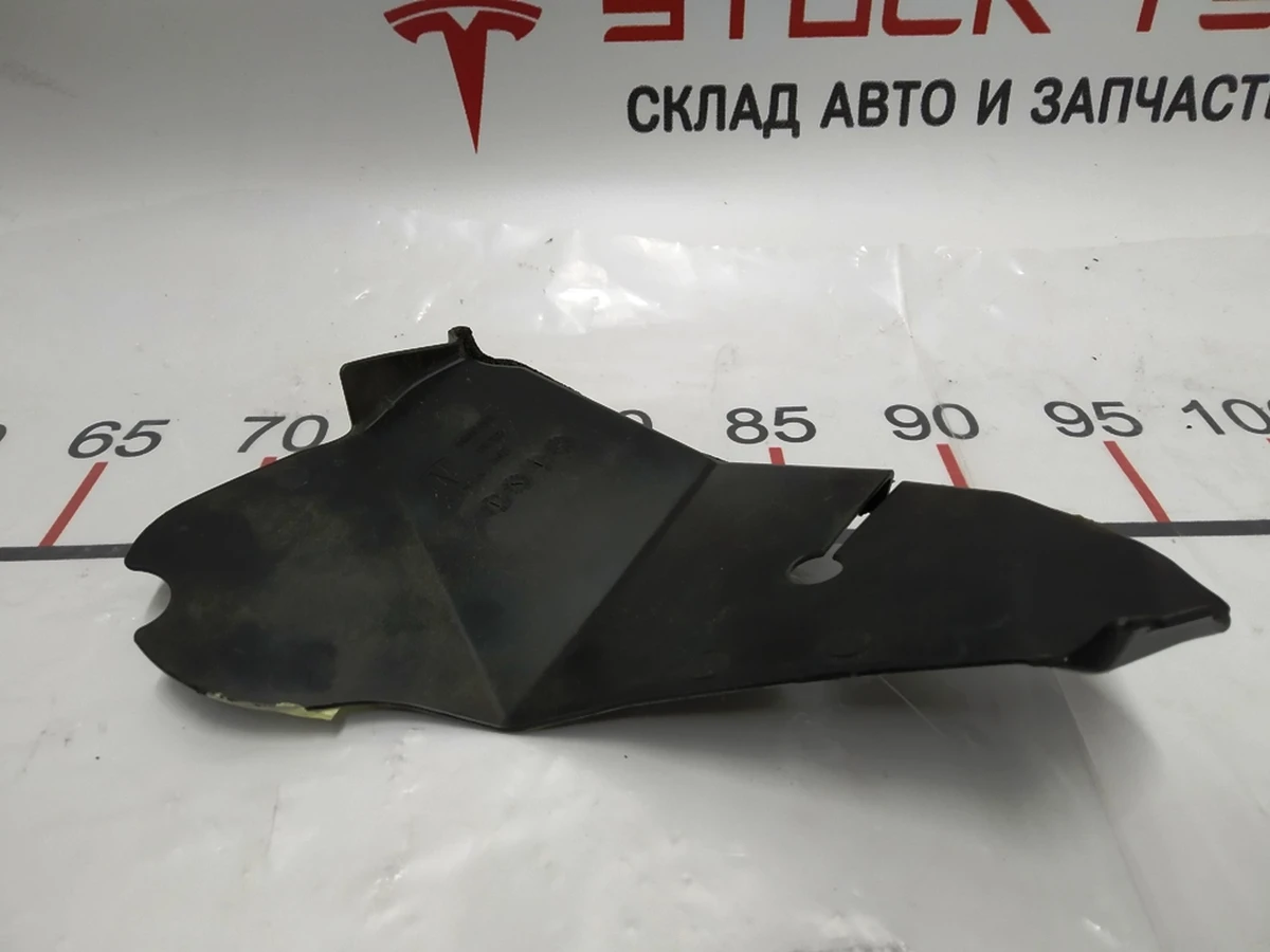 7 Перегородка водосборника крышки багажника правый Tesla model X 1060447-00-B