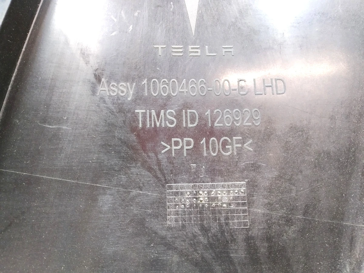 14 Дифузор повітрозабірника під фільтр із пошкодженням Tesla model S REST 1060466-00-С